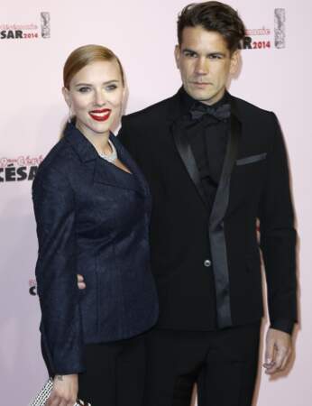Scarlett Johansson, au bras de son chéri Romain Dauriac, a illuminé le tapis rouge de son sourire.