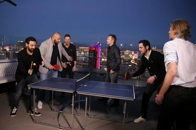 La nuit tombe sur Vegas, c'est l'heure d'une partie de ping-pong sur le toit de l'hôtel.
