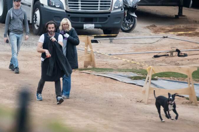 Aussi au casting du film, Chris Pine joue avec son chien sur le plateau pour passer le temps