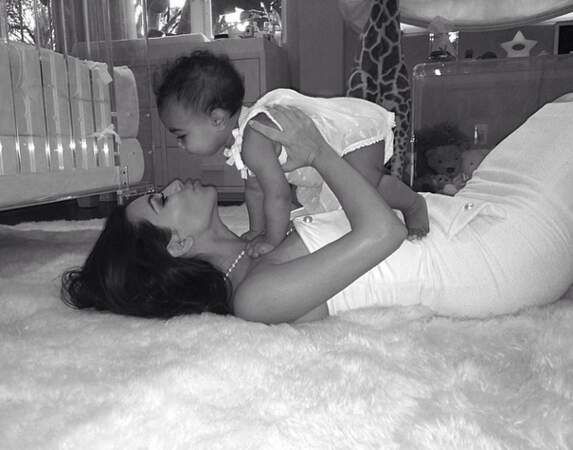 Moment tendresse entre Kim Kardashian et sa petite fille North pour la Fête des Mères