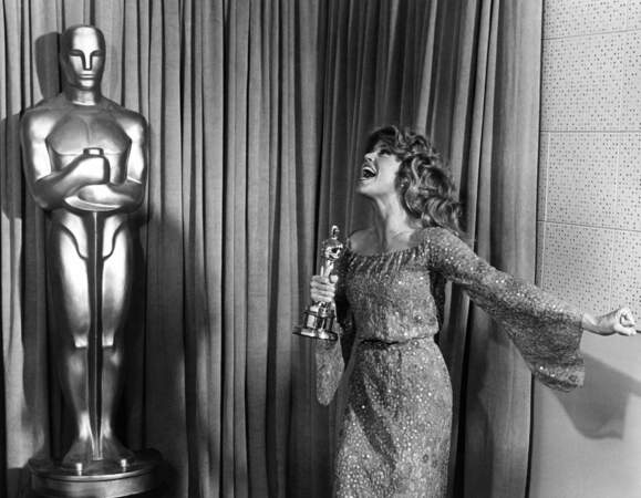 Jane Fonda reçoit l'Oscar de la meilleure actrice pour le film Le Retour en 1979 ! Un bonheur pour la comédienne