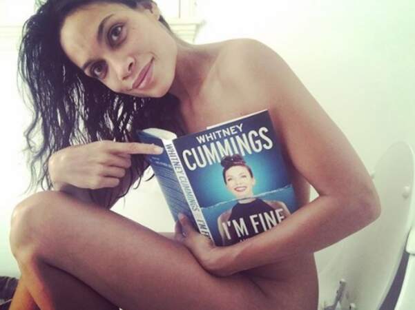 Et Rosario Dawnson a carrément posé nue sur ses toilettes pour lire un bouquin. Pourquoi pas. 
