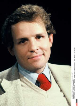 En 1977, Patrick Poivre d'Arvor est le présentateur du 20h d'Antenne 2