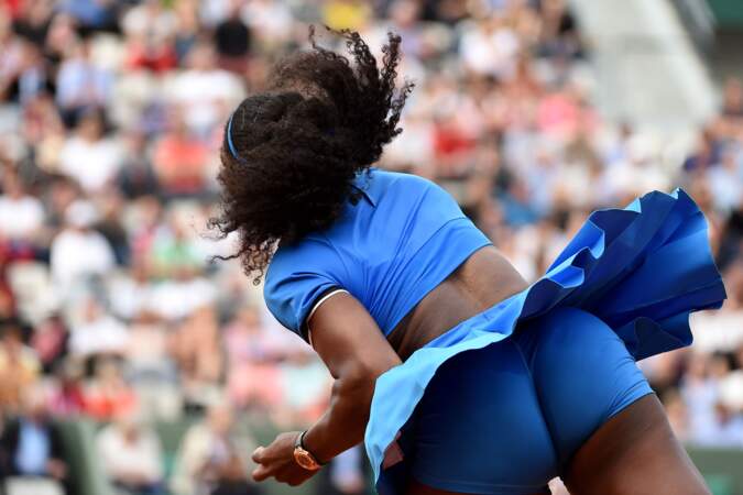 Du coup, Serena nous montre également son fessier dans un shorty coloré
