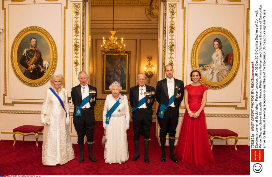 Attention, photo rare ! La reine et ses héritiers accompagnés de leurs épouses lors du dîner des ambassadeurs