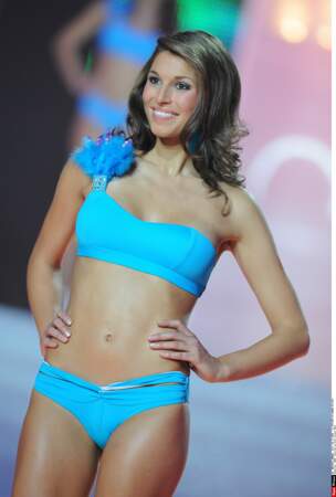 Laury Thilleman, Miss France 2011,: une jolie broche à plumes, ça habille tout de suite un petit haut tout simple !