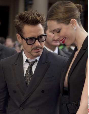 Robert Downey Jr est très attiré par le décolleté de sa partenaire Rebecca Hall. Et vous ?