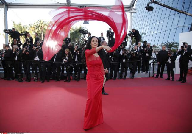 L'actrice brésilienne Sonia Braga a joué avec son foulard