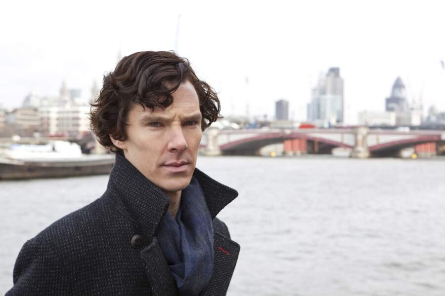 Les boucles au vent, il incarne le célèbre personnage de Sherlock Holmes dans la série éponyme depuis 2010