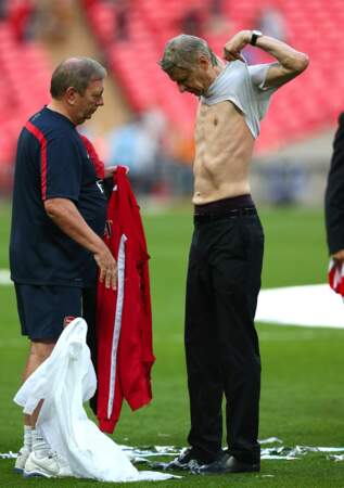 Pour fêter la victoire d'Arsenal, Arsène Wenger a opté pour le topless !  
