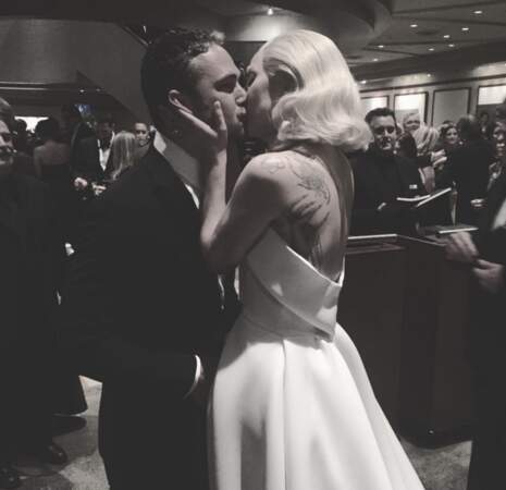 Tout aussi mignon : le bisou de Lady Gaga et son amoureux. 