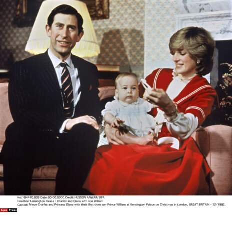 1982, le prince Charles et la princesse Diana sont fiers de leur premier fils nouveau né, William