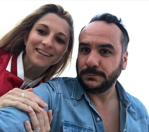 Selfie de couple pour François-Xavier Demaison et sa femme Anaïs. 