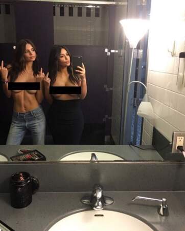 Quand Kim Kardashian reprend la pose... avec Emily Ratajkowski