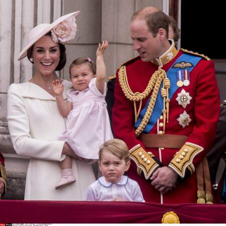 La princesse Charlotte maîtrise déjà le salut royal