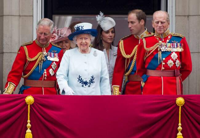 Elisabeth II entourée des hommes de la famille. Sympa le photobombing Kate !