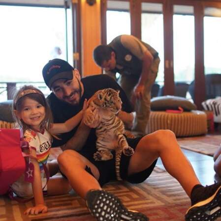 Karim Benzema est un papa comblé avec sa fille Mélia, une vraie petite tigresse !