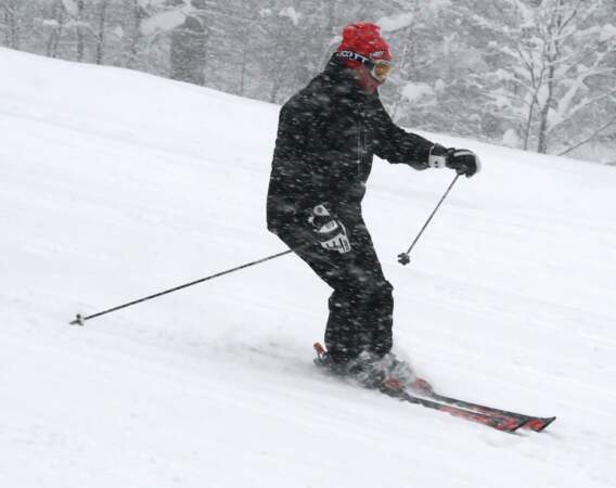 Vladimir fait du ski.
