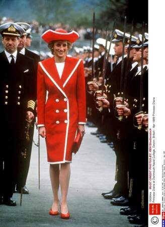 En visite au Britannia Royal Naval College dans un uniforme très original