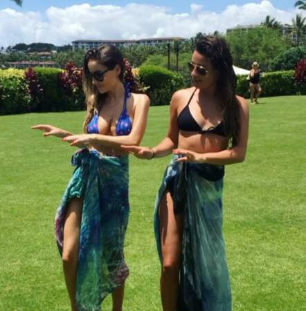 À Hawaii, l'actrice et ses copines s'essayent au Hula 