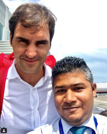 L'avantage de travailler à l'aéroport des Maldives est que l'on croise du beau monde : Roger Federer....