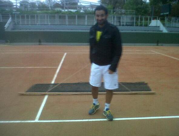 Cyril Hanouna, lui, s'entraîne à Roland Garros