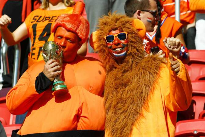 Un sumo orange et un lion : mesdames et messieurs, les supporters des Pays-Bas ! 