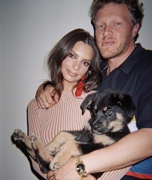 En famille avec son mari Sebastian Bear-McCleard et leur petit chien, trop mignon !