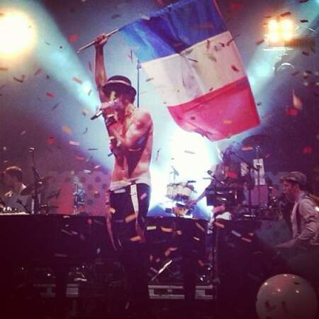 Et puis notre photo préférée, quand il brandit le drapeau de la France <3