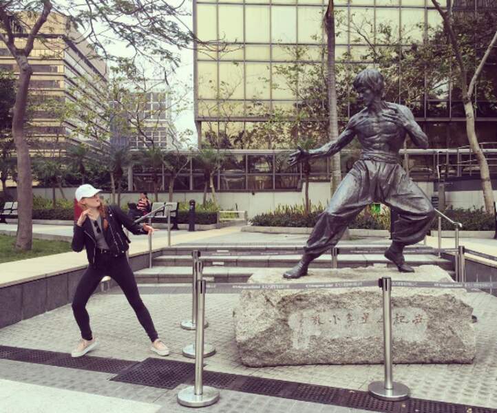 Sophie Turner en duel à la vie, à la mort, contre Bruce Lee... On lui dit que c'est une statue ?