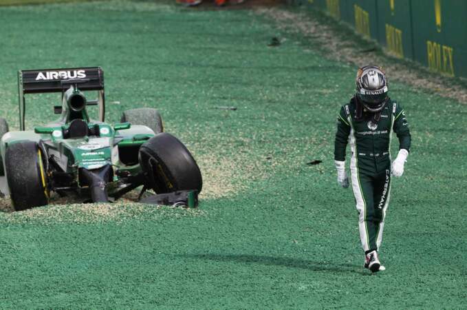 Pendant ce temps, en Formule 1 : la barbe, Kobayashi abandonne sa voiture....