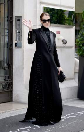 Pour aller à l'Opéra Garnier le 13 juin dernier, la chanteuse avait opté pour un long manteau noir