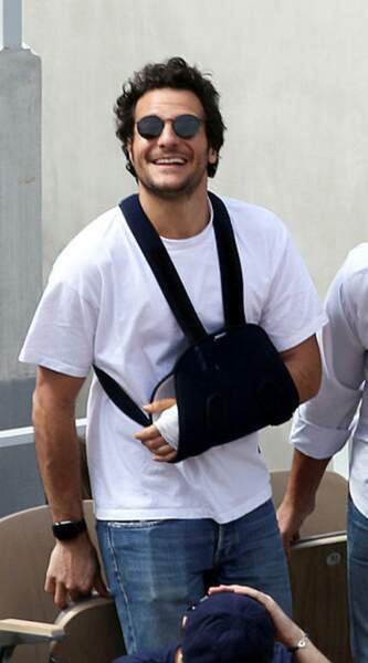 Sa récente blessure au bras ne semble pas empêcher Amir d'encourager les joueurs à Roland-Garros