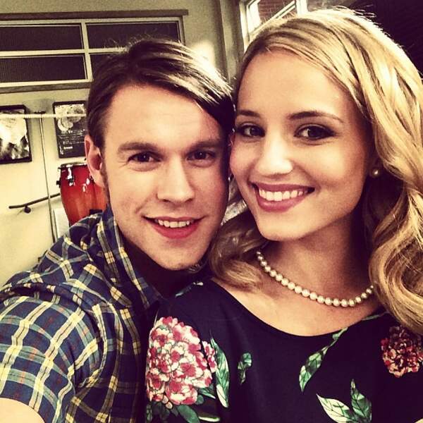 Là, il pose avec la belle Dianna Agron alias Queen dans Glee. 