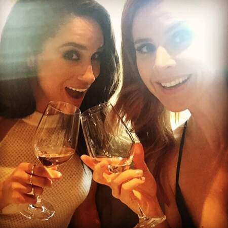 Megan (Rachel) et Sarah (Donna) fêtent le renouvellement de la série pour une sixième saison.