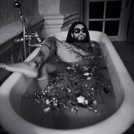 Lenny Kravitz était très à l'aise dans son bain de la Saint-Valentin. 