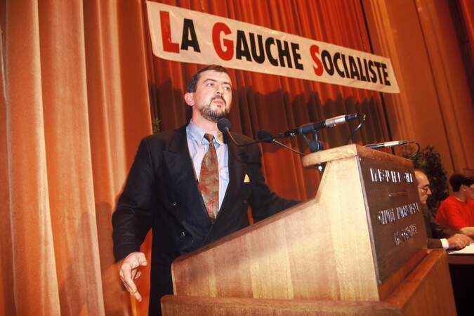 Cheveux très courts et barbe pour Jean-Luc Mélenchon, ici à un meeting de la gauche socialiste en 1991