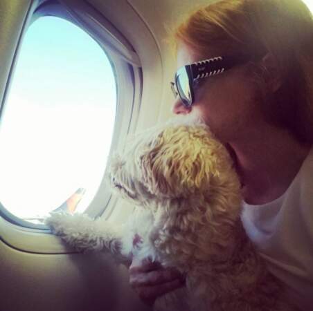 Sur Instagram, elle a immortalisé son voyage en photo avec son chien. Trop chou !