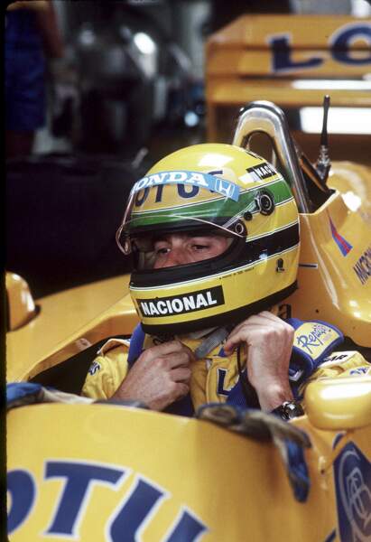 Suite au retrait de Renault, c'est au volant d'une Lotus jaune qu'Ayrton Senna disputera les courses en 1987