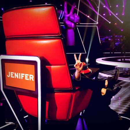 Jenifer retrouve son célèbre fauteuil rouge