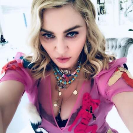 On ne sait pas ce que nous veut Madonna sur ce selfie sexy mais on a un peu peur. 
