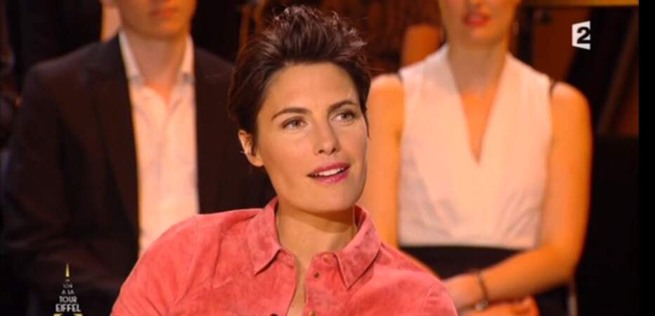 Sympa, la chemise rouge d'Alessandra Sublet dans Un soir à la Tour Eiffel