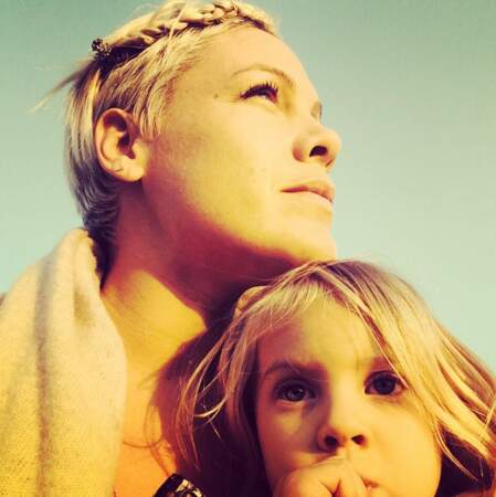 Un petit selfie pour la chanteuse rock Pink et sa petite fille Willow