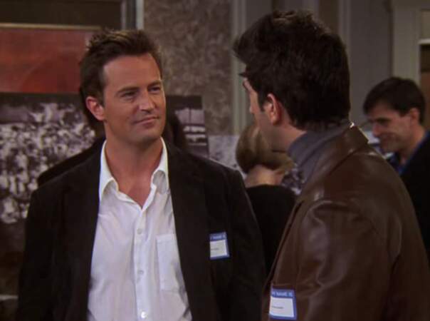 Dix ans plus tard, Chandler est presque le cliché de l'homme marié. 