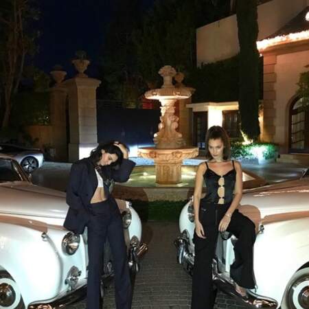 Bella Hadid et Kendall Jenner posent devant leurs bolides...