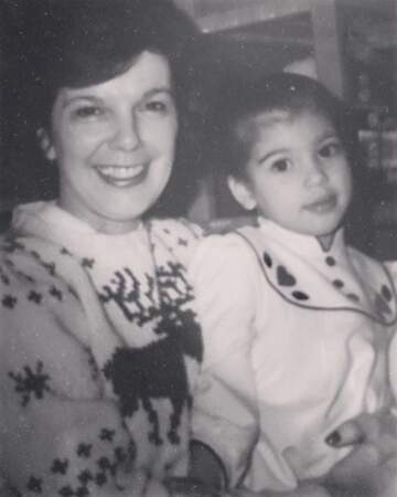Kim Kardashian a publié cette photo vintage en compagnie de sa grand-mère MJ. 