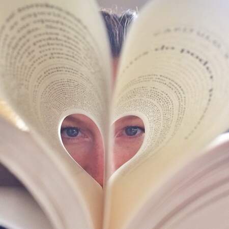Qui se cache derrière ce livre dont les pages forment un coeur ?