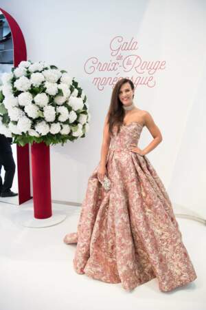 Ça se confirme avec la robe de princesse de Natalie Burn : le rose poudré est tendance