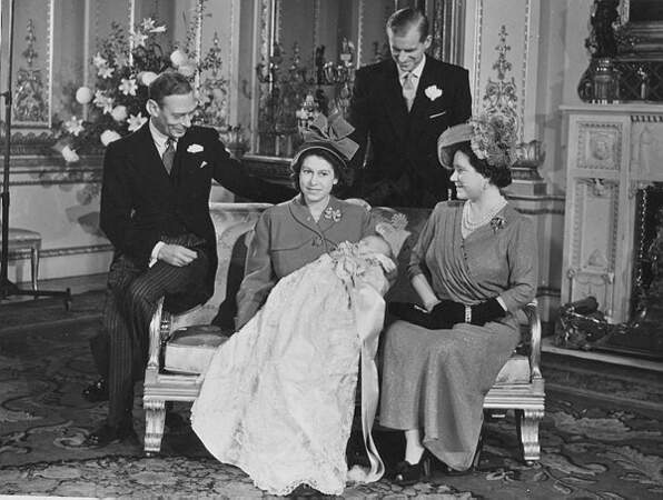 Le roi George VI, la princesse Elisabeth, le prince Philip et la reine Elisabeth entourent Charles baptisé en 1948