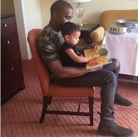 Kim Kardashian a voulu rendre hommage à Kayne West pour la Fête des pères. Instant mignon avec leur fille North ! 